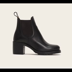 Frye Black Sabrina Chelsea 8.5